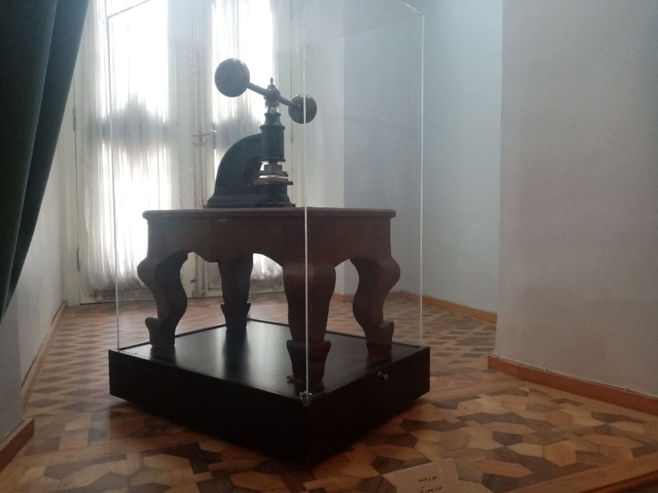 مهر سلطنتی رضاخان در ویترین سعدآباد